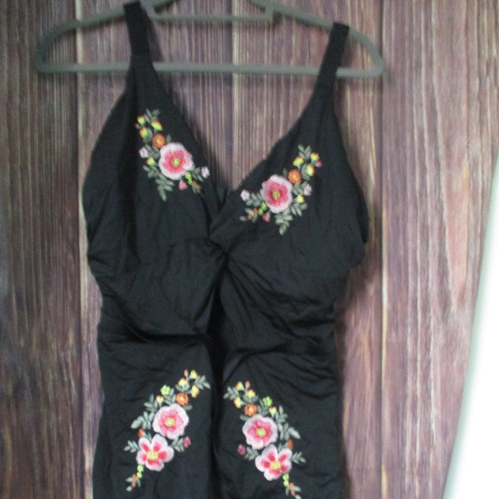 City Chic size 18 M Plus Black embroidered stunning flowers cut out in middle